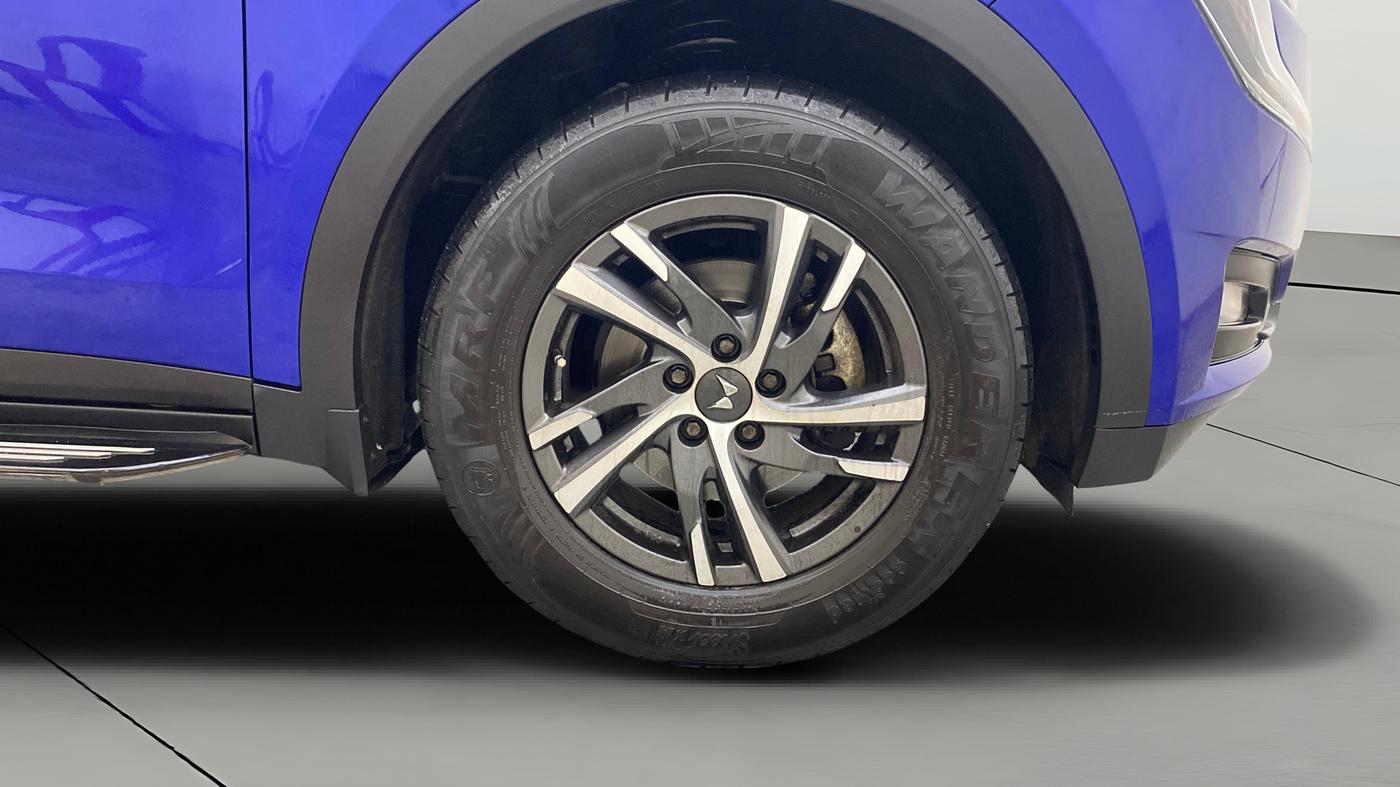 2022 Mahindra XUV700 AX 5 P MT 5 STR, Petrol, Manual, 42,517 km, Right Front Wheel