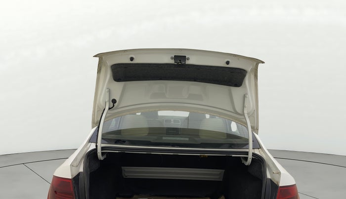 2016 Volkswagen Vento HIGHLINE 1.6 MPI, Petrol, Manual, 72,000 km, Boot Door Open