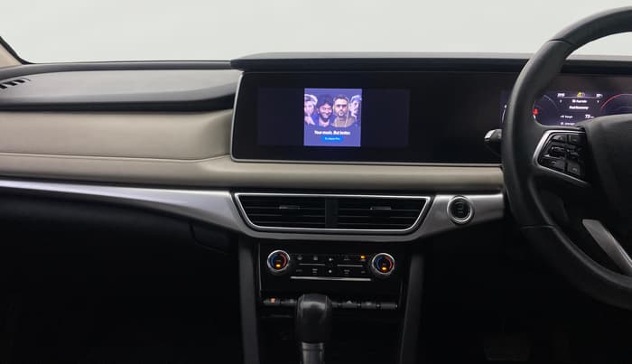 2022 Mahindra XUV700 AX 7 P AT 7 STR, Petrol, Automatic, 78,909 km, Air Conditioner