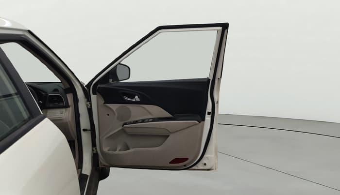 2022 Mahindra XUV300 W8 1.2 PETROL, Petrol, Manual, 39,574 km, RHS Front Door