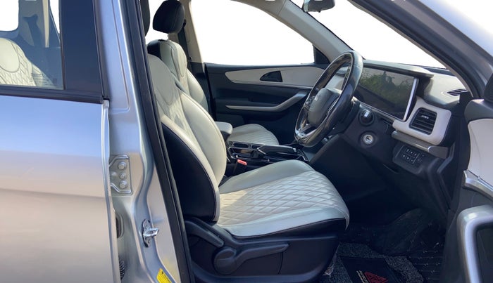 2021 Mahindra XUV700 AX 3 P AT 5 STR, Petrol, Automatic, 50,006 km, Right Side Front Door Cabin