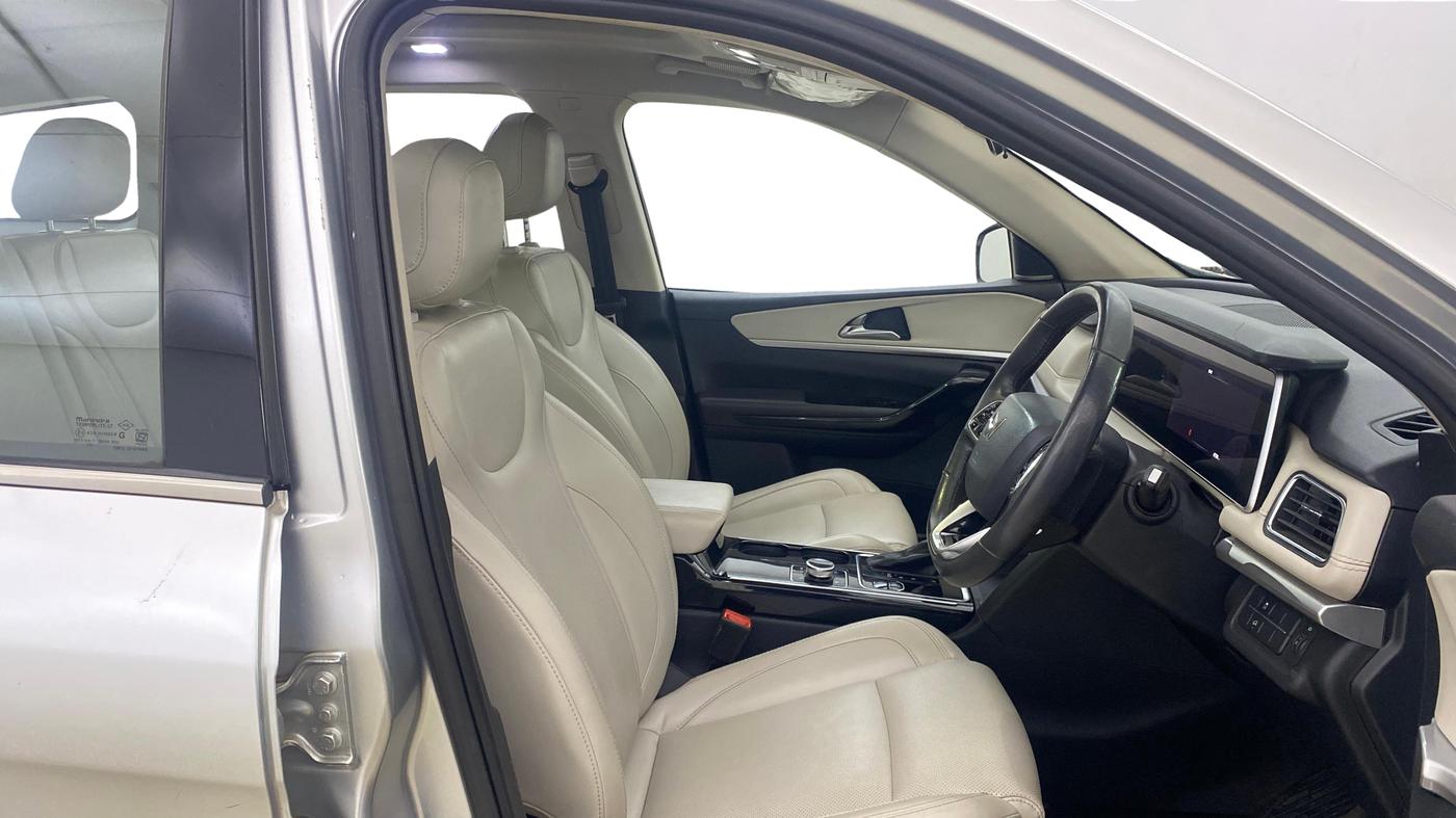 2021 Mahindra XUV700 AX 7 LUXURY P AT 7 STR, Petrol, Automatic, 47,374 km, Right Side Front Door Cabin