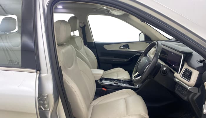 2021 Mahindra XUV700 AX 7 LUXURY P AT 7 STR, Petrol, Automatic, 47,374 km, Right Side Front Door Cabin