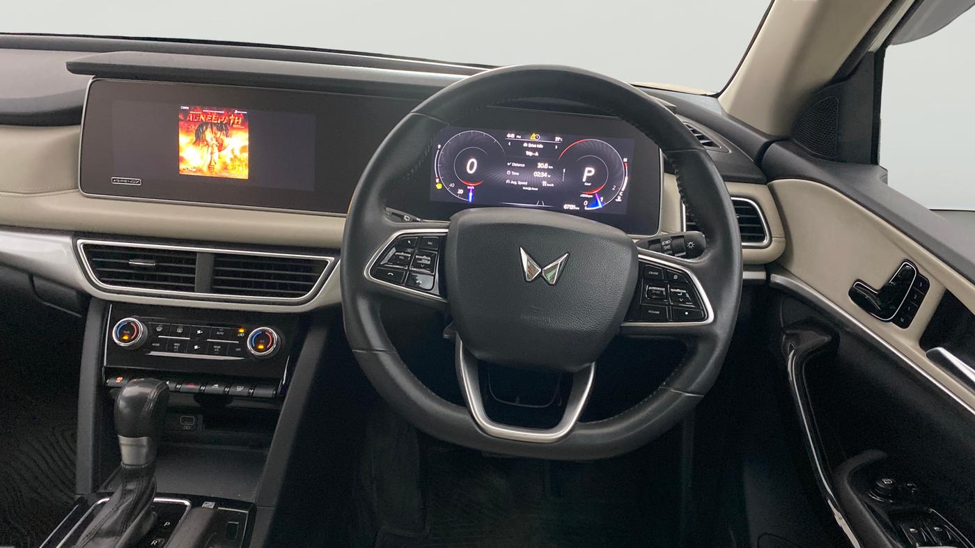 2021 Mahindra XUV700 AX 7 P AT 7 STR, Petrol, Automatic, 66,993 km, Steering Wheel Close Up