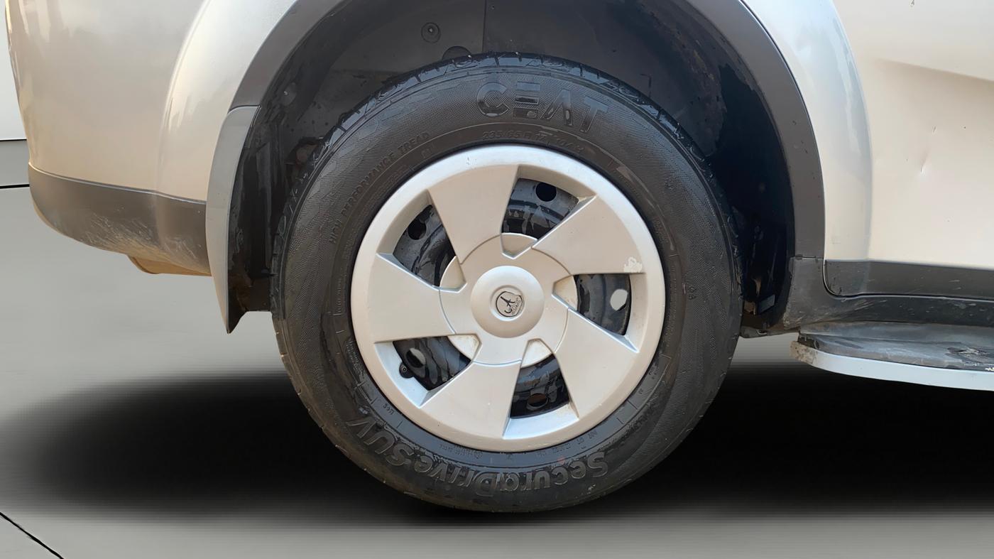 2017 Mahindra XUV500 W6, Diesel, Manual, 1,18,431 km, Right Rear Wheel