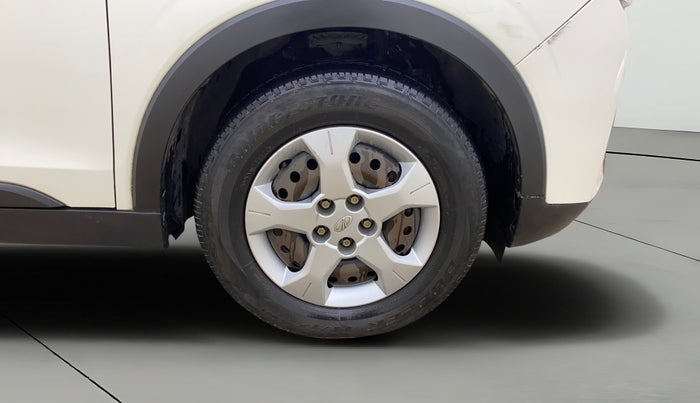 2020 Mahindra XUV300 W6 1.2 PETROL, Petrol, Manual, 99,728 km, Right Front Wheel