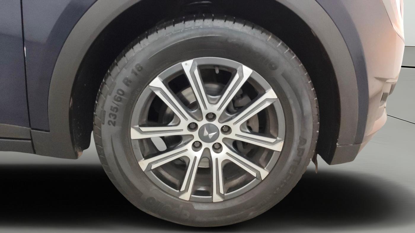 2021 Mahindra XUV700 AX 7 P MT 7 STR, Petrol, Manual, 37,871 km, Right Front Wheel