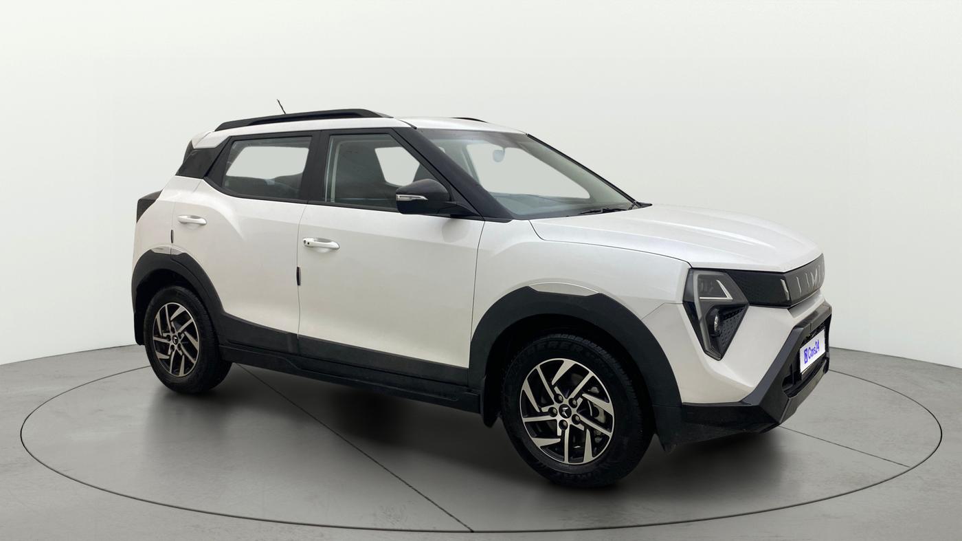 2024 Mahindra XUV 3XO AX5 1.2 L TCMPFi, Petrol, Manual, 5,026 km, Right Front Diagonal
