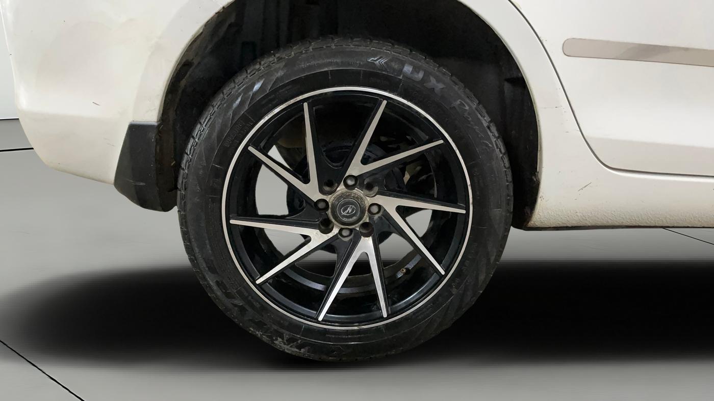 2016 Maruti Swift Dzire LXI (O), CNG, Manual, 46,775 km, Right Rear Wheel