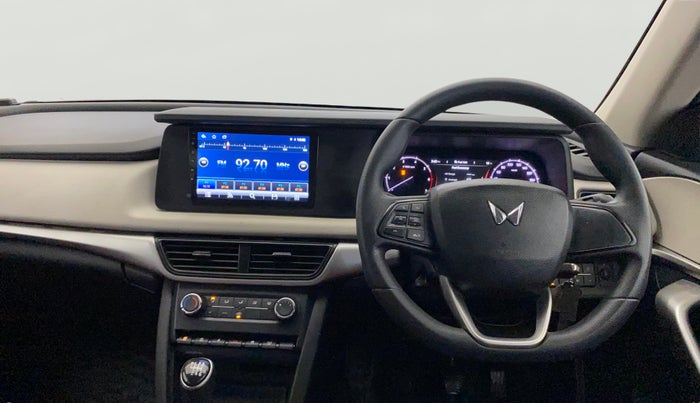 2023 Mahindra XUV700 MX P MT 5 STR, Petrol, Manual, 37,993 km, Steering Wheel Close Up