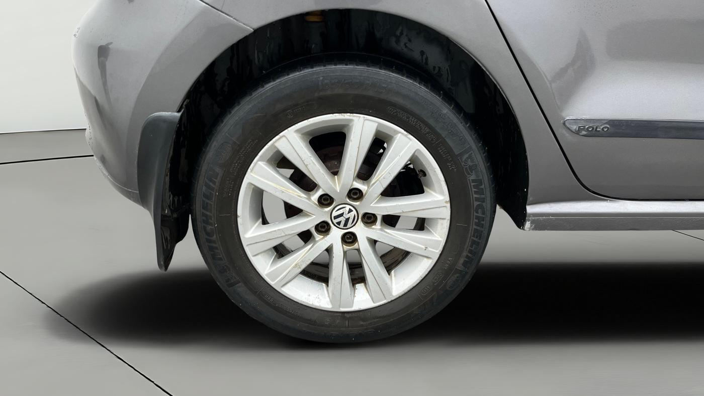 2013 Volkswagen Polo HIGHLINE DIESEL, Diesel, Manual, 1,02,202 km, Right Rear Wheel