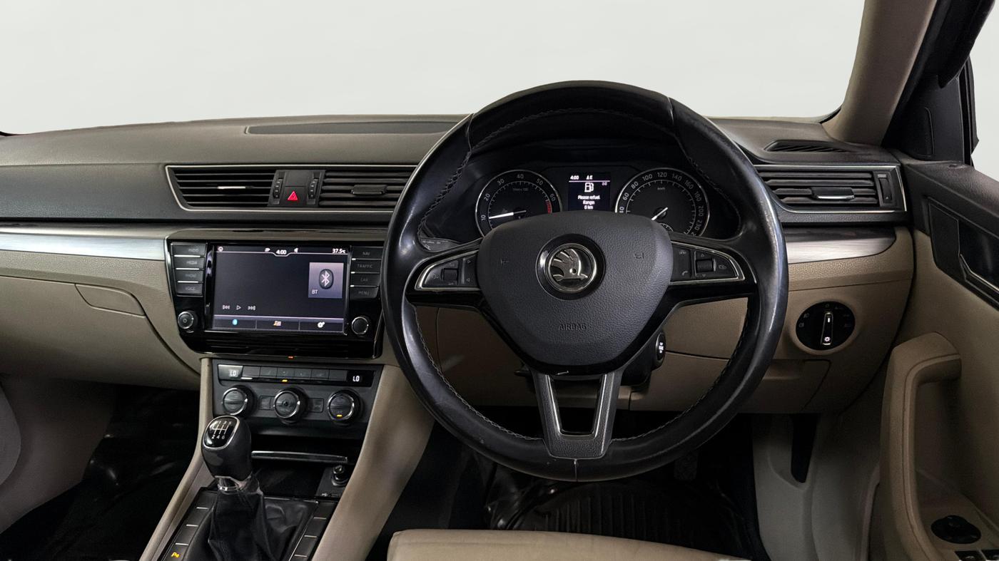 2016 Skoda Superb STYLE 1.8 TSI MT, Petrol, Manual, 77,783 km, Steering Wheel Close Up