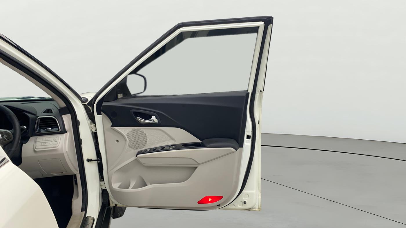 2020 Mahindra XUV300 W8 (O) 1.2 PETROL, Petrol, Manual, 34,817 km, RHS Front Door