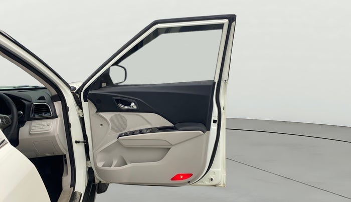 2020 Mahindra XUV300 W8 (O) 1.2 PETROL, Petrol, Manual, 34,817 km, RHS Front Door