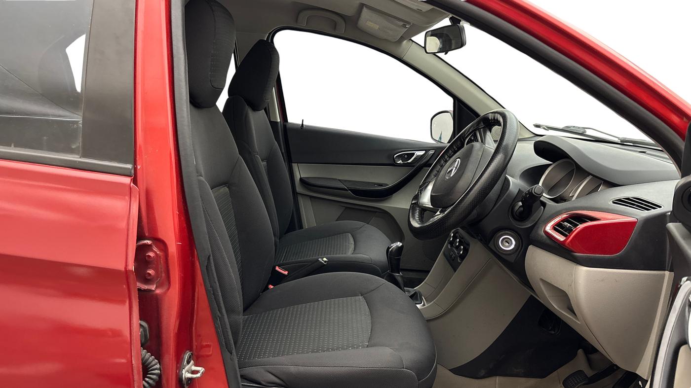 2016 Tata Tiago XZ PETROL, Petrol, Manual, 1,00,798 km, Right Side Front Door Cabin