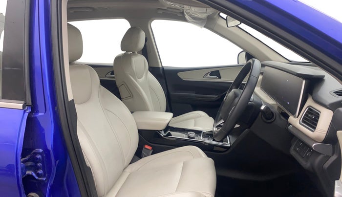 2021 Mahindra XUV700 AX 7 LUXURY P AT 7 STR, Petrol, Automatic, 81,453 km, Right Side Front Door Cabin