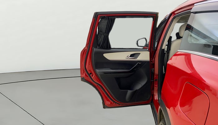 2023 Mahindra XUV700 AX 7 LUXURY D MT 7 STR, Diesel, Manual, 16,953 km, LHS Rear Door