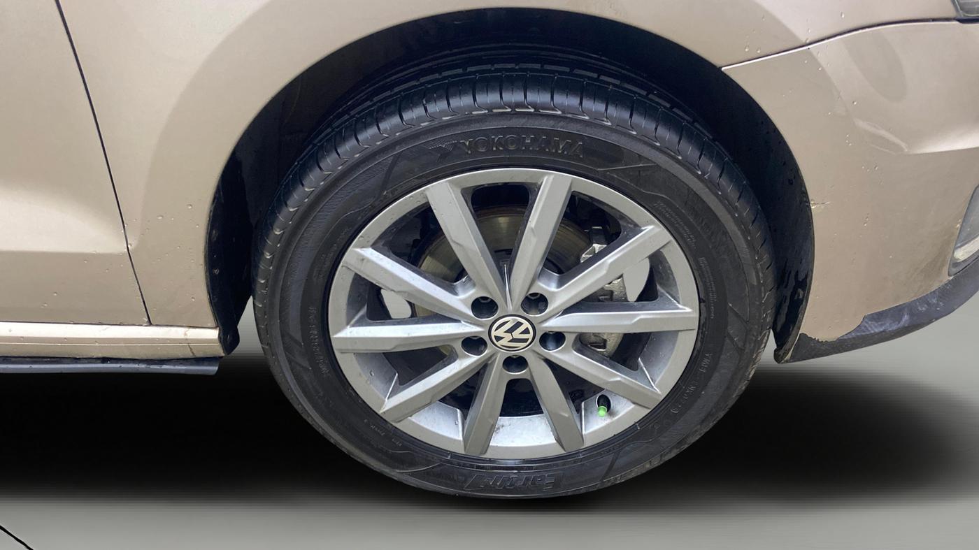 2016 Volkswagen Vento HIGHLINE PETROL AT, Petrol, Automatic, 59,101 km, Right Front Wheel