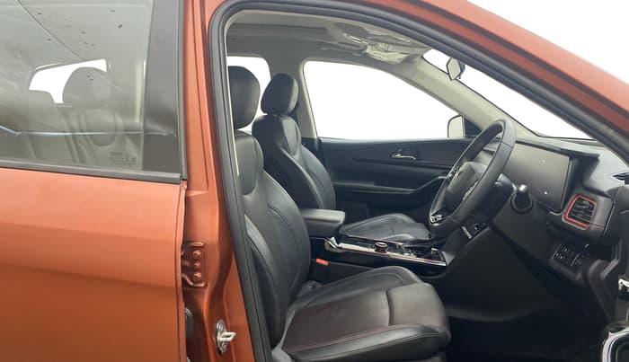 2024 Mahindra XUV700 AX 7 LUXURY P AT 7 STR, Petrol, Automatic, 28,763 km, Right Side Front Door Cabin