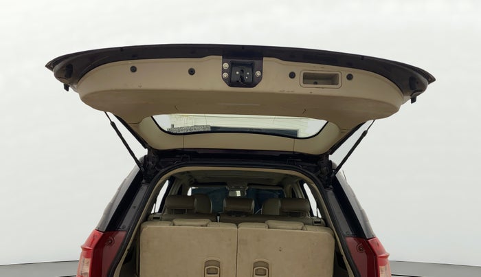 2017 Mahindra XUV500 W10, Diesel, Manual, 83,342 km, Boot Door Open