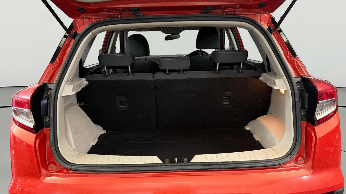 2019 Mahindra XUV300 W8 1.2 PETROL, Petrol, Manual, 1,06,801 km, Boot Open Zoomed View