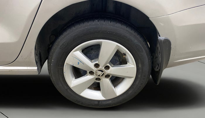 2016 Skoda Rapid AMBITION 1.6 MPI MT, Petrol, Manual, 82,089 km, Left Rear Wheel