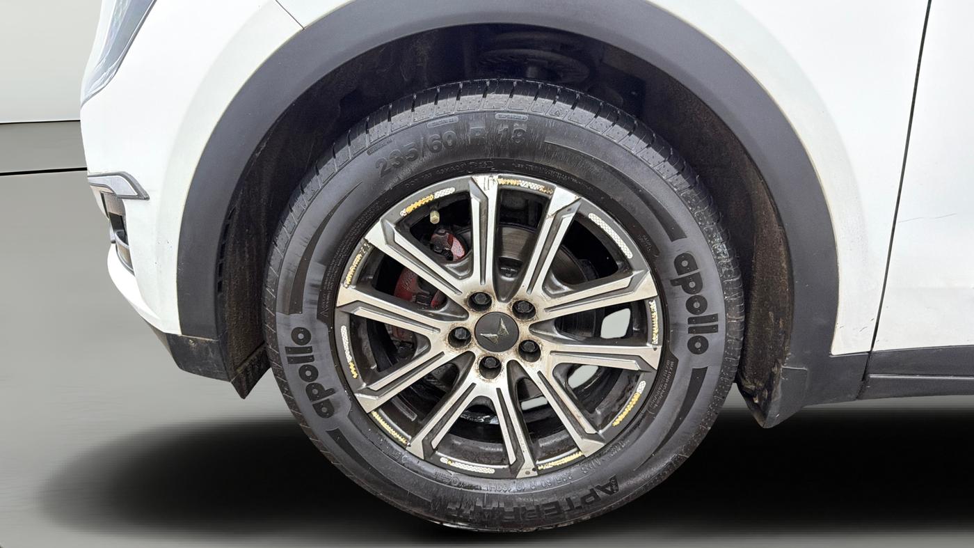 2023 Mahindra XUV700 AX7 Petrol MT 7 STR, Petrol, Manual, 66,086 km, Left Front Wheel