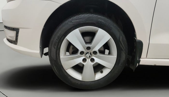 2017 Skoda Rapid AMBITION 1.6 MPI MT, Petrol, Manual, 43,118 km, Left Front Wheel