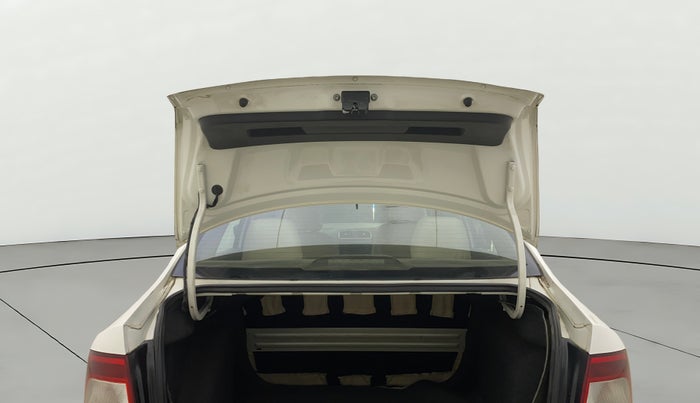 2013 Skoda Rapid AMBITION 1.6 TDI CR MT PLUS ALLOY, Diesel, Manual, 1,19,608 km, Boot Door Open