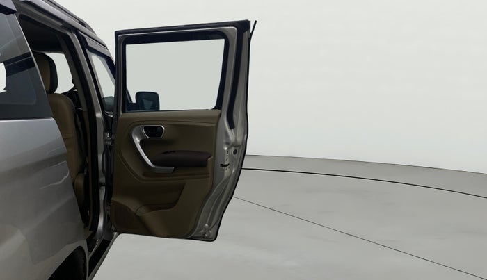 2018 Mahindra TUV300 T8, Diesel, Manual, 1,16,362 km, RHS Rear Door