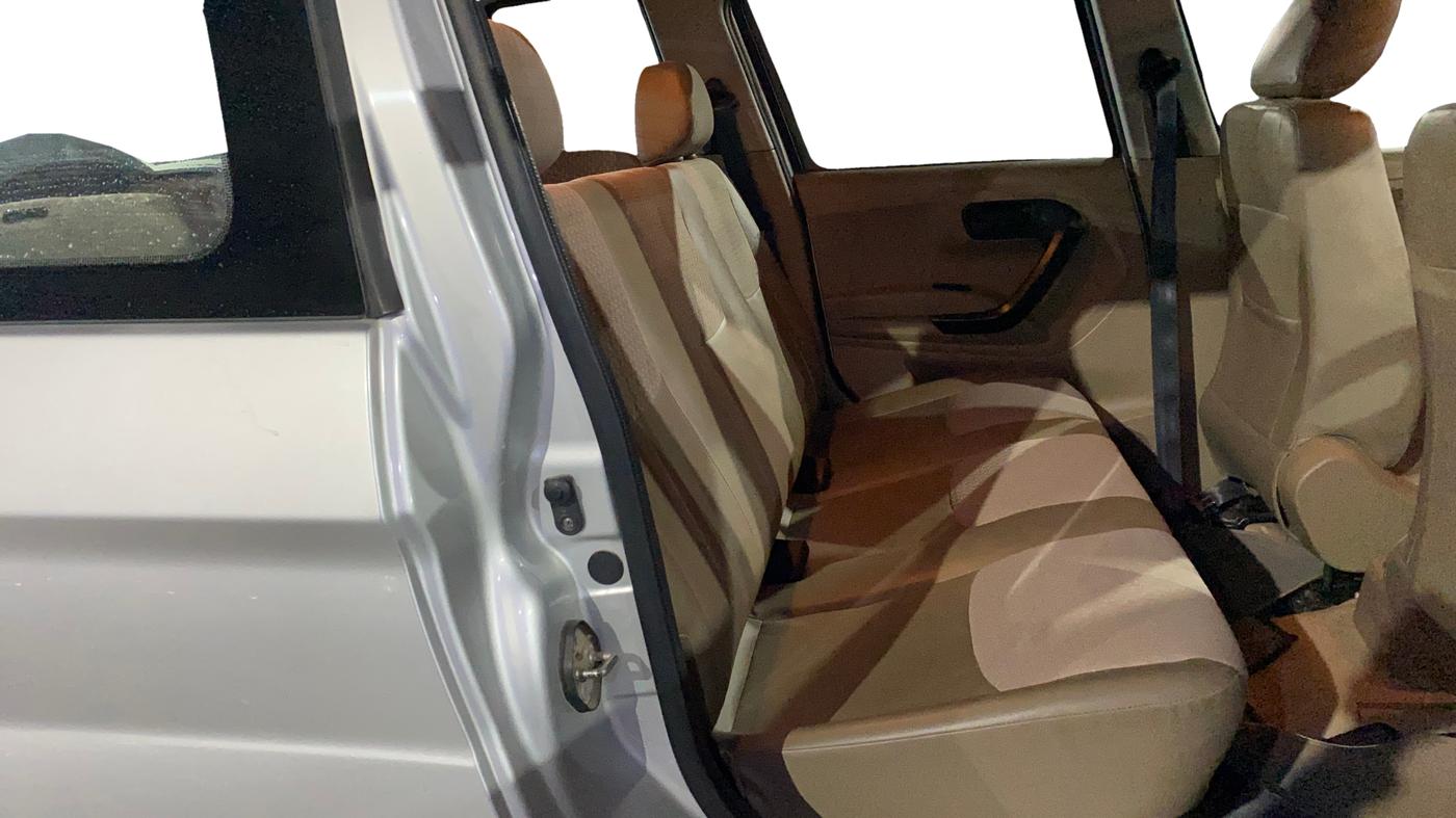 2017 Mahindra TUV300 T6, Diesel, Manual, 20,374 km, Right Side Rear Door Cabin