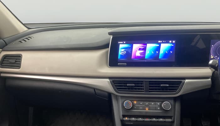 2022 Mahindra XUV700 AX 5 P MT 5 STR, Petrol, Manual, 46,675 km, Air Conditioner