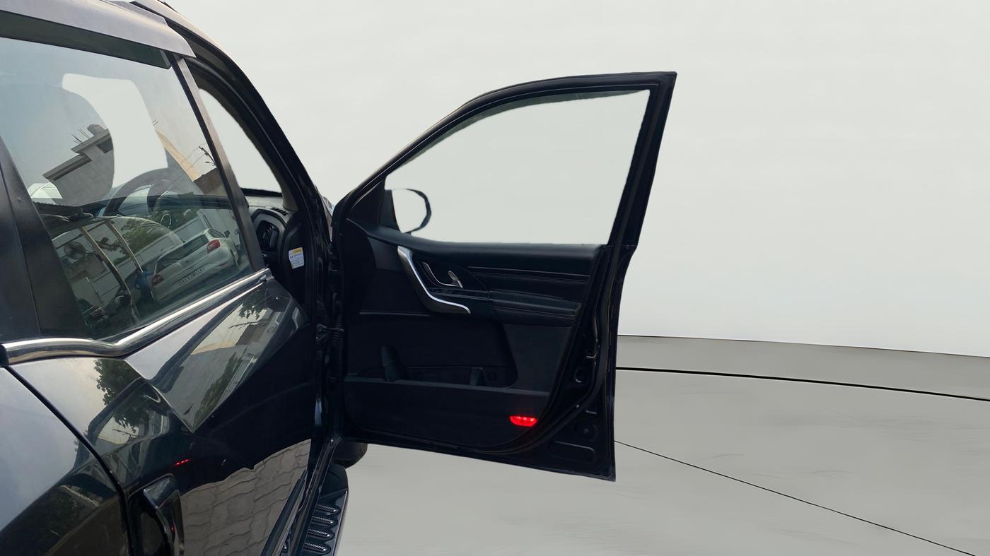 2018 Mahindra XUV500 W11 AT, Diesel, Automatic, 1,07,471 km, RHS Front Door