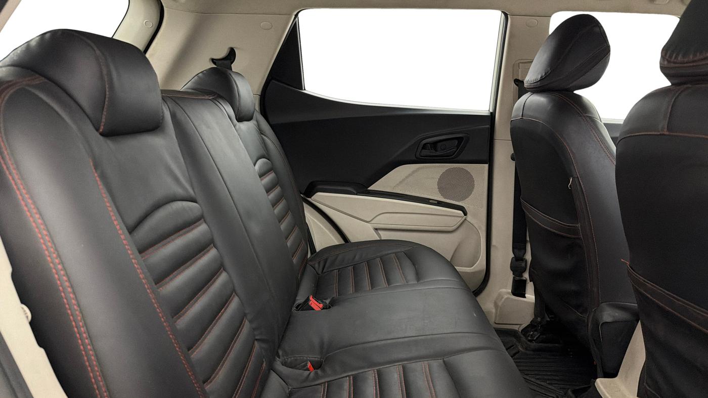 2022 Mahindra XUV300 W6 1.2 PETROL AMT, Petrol, Automatic, 1,14,527 km, Right Side Rear Door Cabin