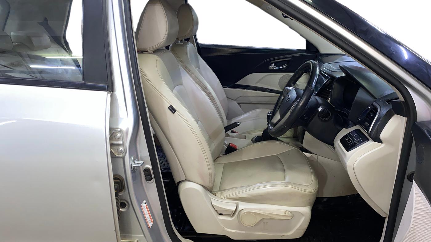 2019 Mahindra XUV300 W8 (O) 1.2 PETROL, Petrol, Manual, 80,379 km, Right Side Front Door Cabin