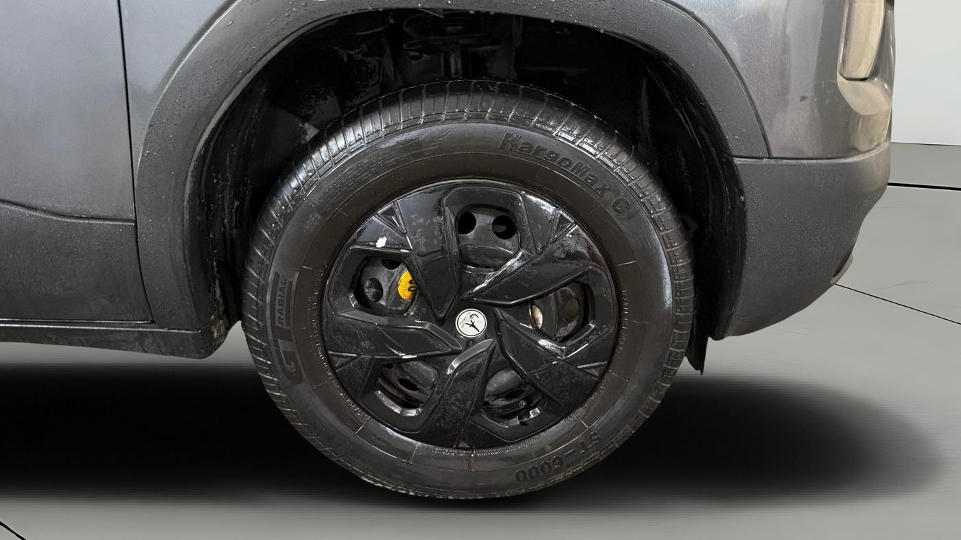 2022 Tata PUNCH ACCOMPLISHED MT, Petrol, Manual, 87,363 km, Right Front Wheel