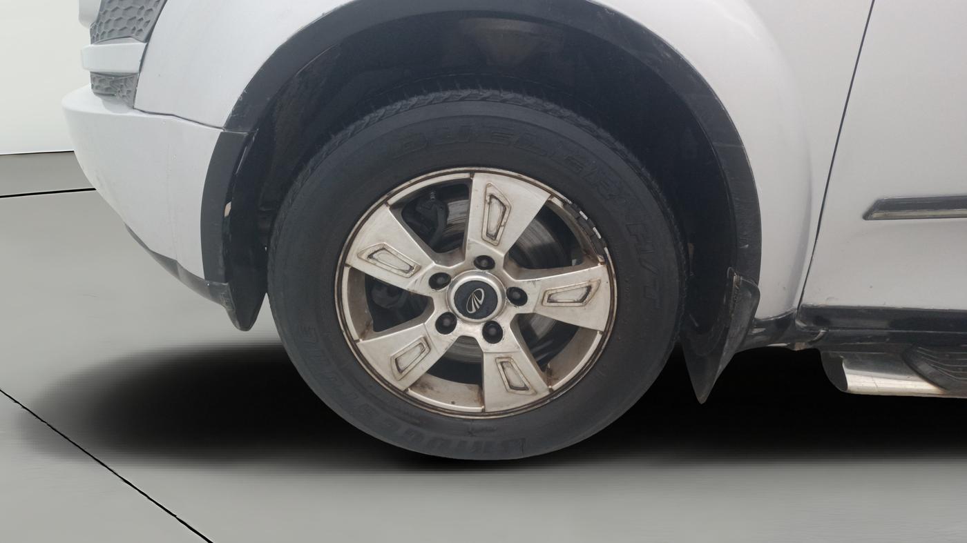 2013 Mahindra XUV500 W8, Diesel, Manual, 1,40,932 km, Left Front Wheel