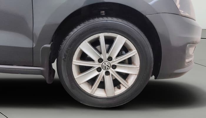 2015 Volkswagen Vento HIGHLINE 1.5 AT, Diesel, Automatic, 1,43,813 km, Right Front Wheel