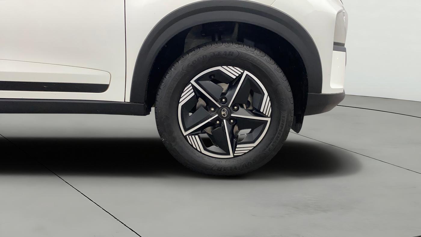 2024 Tata NEXON FEARLESS DUAL TONE 1.2 PETROL, Petrol, Manual, 28,661 km, Right Front Wheel