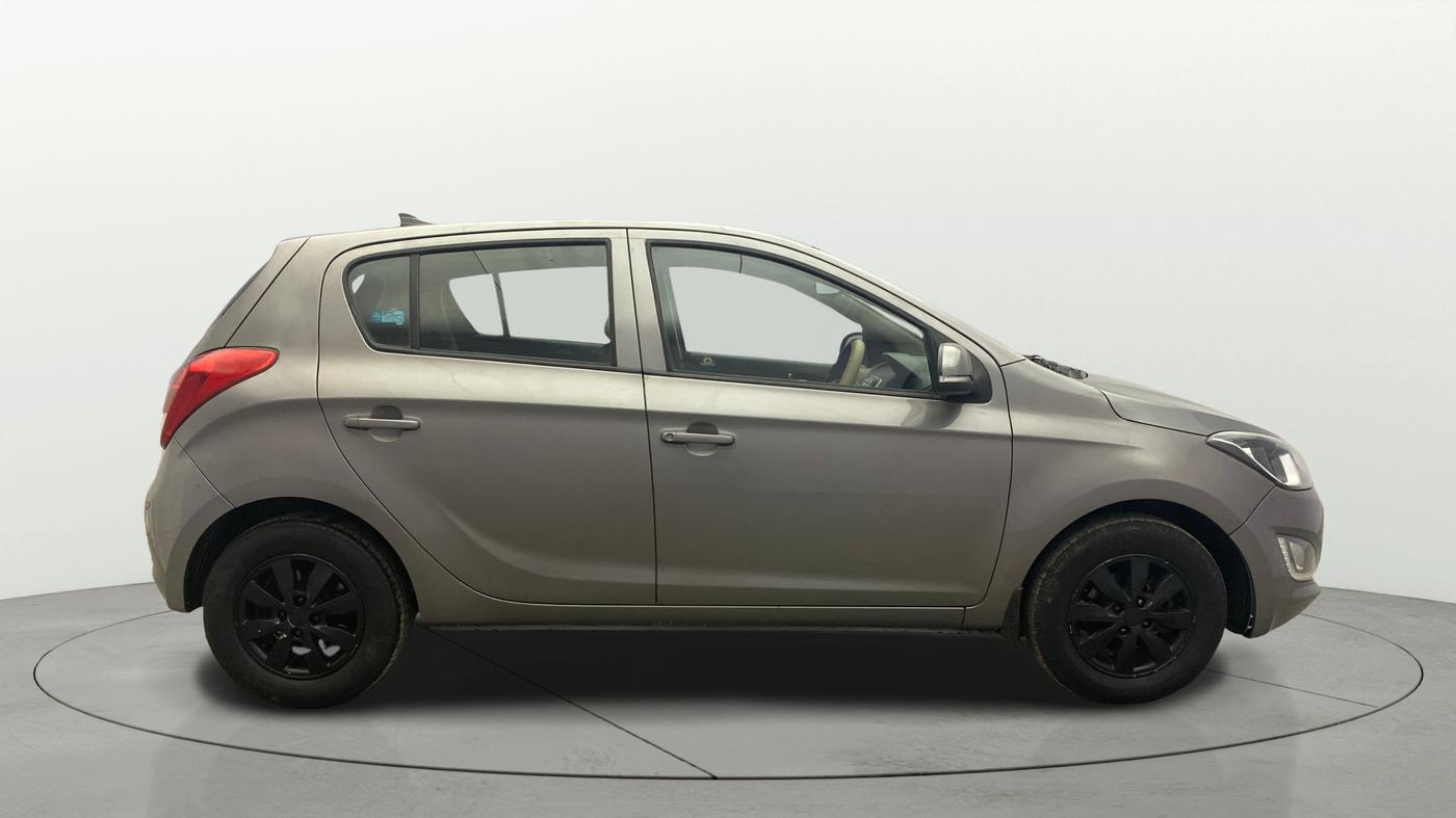 2014 Hyundai Elite i20 SPORTZ 1.4 CRDI, Diesel, Manual, 1,37,256 km, Right Side View