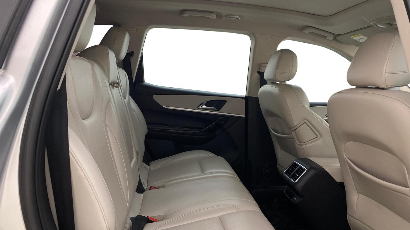 2021 Mahindra XUV700 AX 7 P MT 7 STR, Petrol, Manual, 1,32,878 km, Right Side Rear Door Cabin