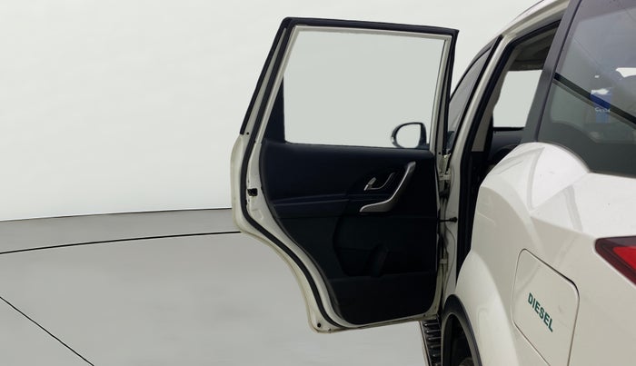 2019 Mahindra XUV500 W9, Diesel, Manual, 1,04,375 km, LHS Rear Door