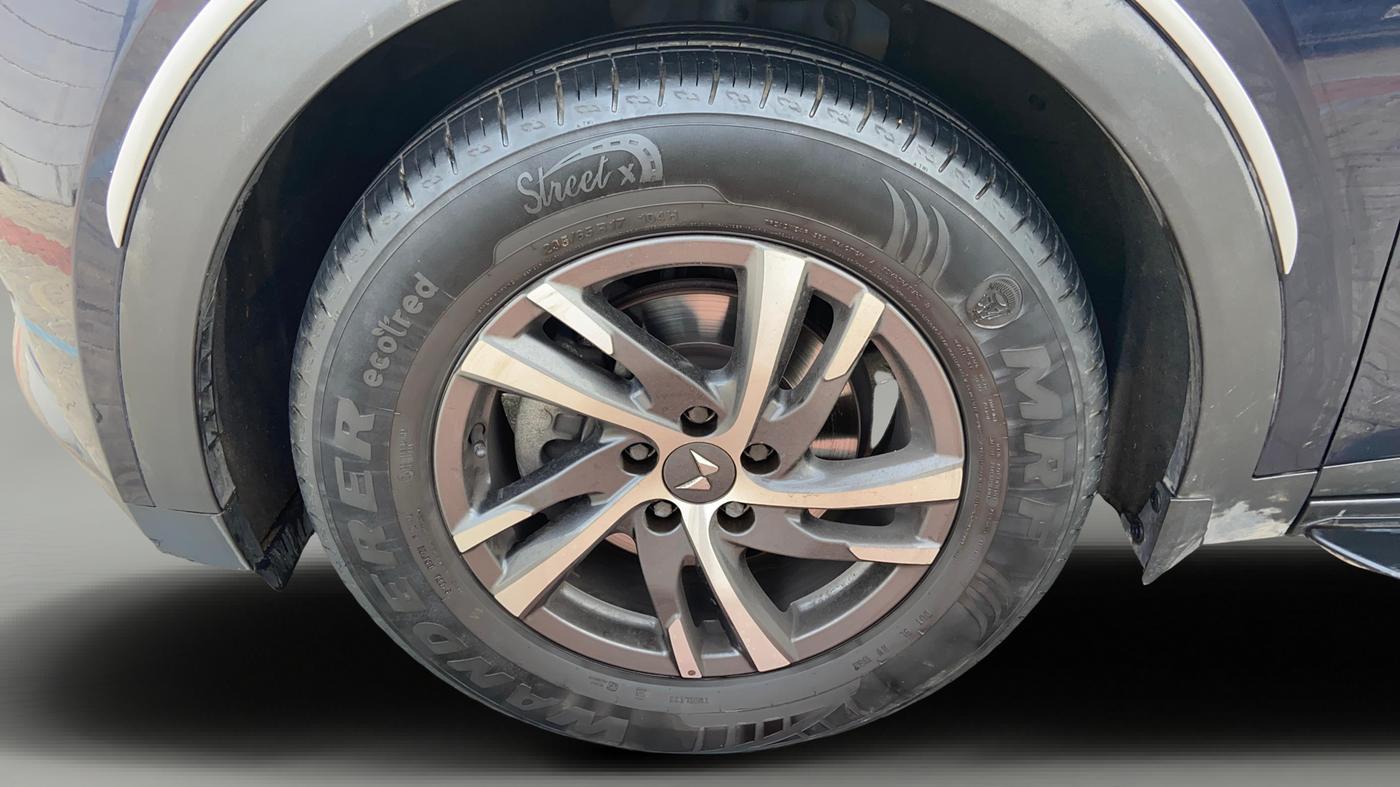 2022 Mahindra XUV700 AX 5 P AT 5 STR, Petrol, Automatic, 20,014 km, Left Front Wheel