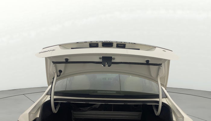 2016 Volkswagen Vento HIGHLINE 1.6 MPI, Petrol, Manual, 79,037 km, Boot Door Open