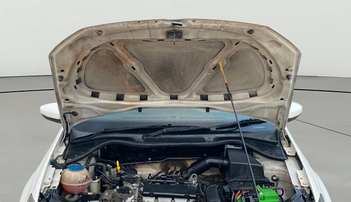 2017 Volkswagen Ameo COMFORTLINE PLUS 1.2L, Petrol, Manual, 1,43,785 km, Open Bonet