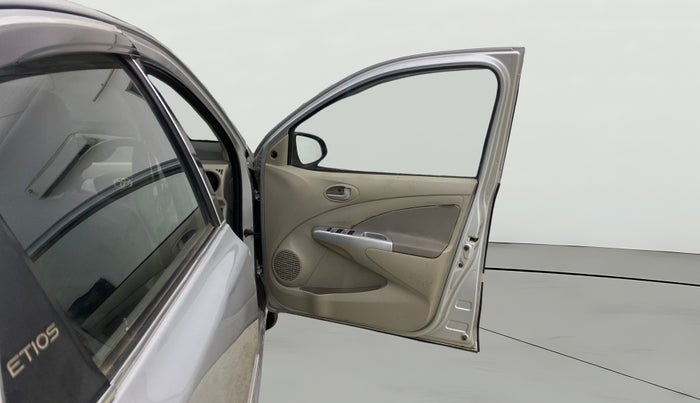 2013 Toyota Etios G, Petrol, Manual, 90,986 km, RHS Front Door