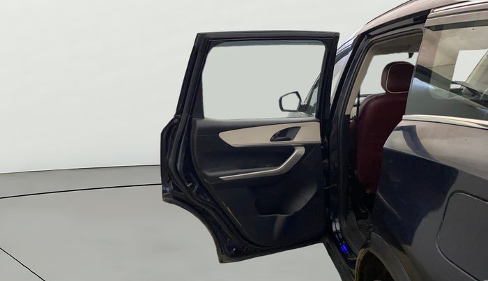 2023 Mahindra XUV700 MX P MT 5 STR, Petrol, Manual, 37,993 km, LHS Rear Door