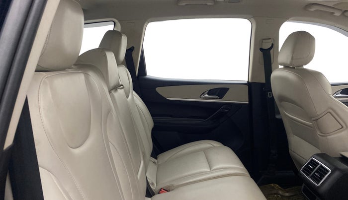 2022 Mahindra XUV700 AX 7 LUXURY D AWD AT 7 STR, Diesel, Automatic, 1,29,475 km, Right Side Rear Door Cabin