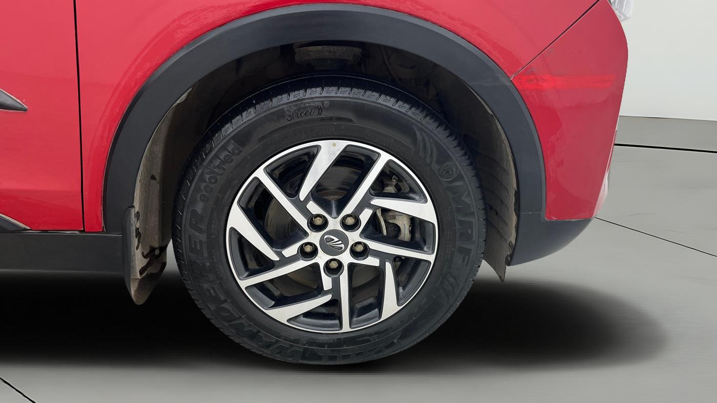 2022 Mahindra XUV300 W8 (O) 1.2 PETROL AMT, Petrol, Automatic, 25,034 km, Right Front Wheel