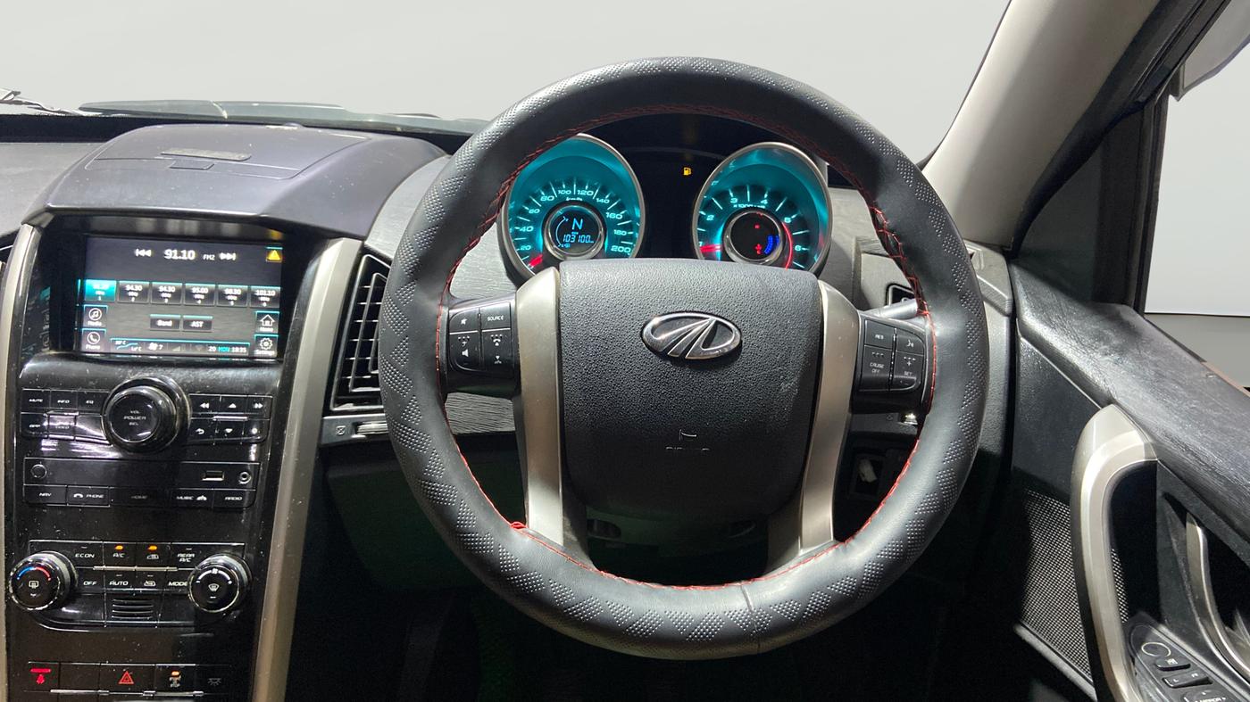 2019 Mahindra XUV500 W7, Diesel, Manual, 1,03,090 km, Steering Wheel Close Up